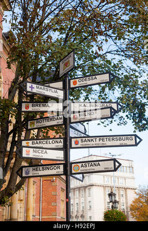 Signpost around the world Stock Photo - Alamy