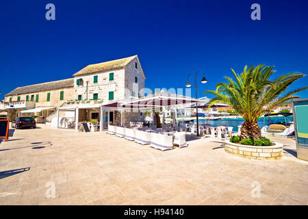 Waterfront promenade og Town Primosten in Dalmatia, Croatia Stock Photo