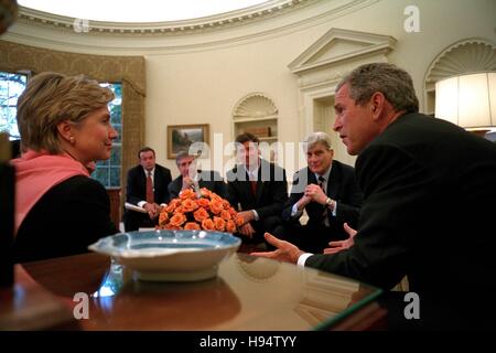 U.S. President George W. Bush meets with senior staff in the White House Oval Office September 13, 2001 in Washington, DC. Stock Photo