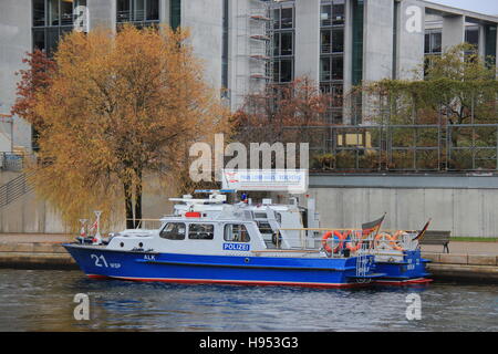 Berlin, Germany. 17th Nov, 2016. A police boat rides down the Spree river during US President Obama's visit in Berlin, Germany, November 17, 2016. © Martin Weiser/CTK Photo/Alamy Live News Stock Photo