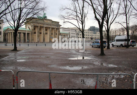 Berlin, Germany. 17th Nov, 2016. Policemen in front of Brandenburger Tor in preparation for the visit of US President Barack Obama in Berlin, Germany, November 17, 2016. © Martin Weiser/CTK Photo/Alamy Live News Stock Photo