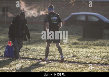 Wimbledon London, UK. 19th Nov, 2016. People jog on cold frosty morning with freezing temperatures on Wimbledon Common Credit:  amer ghazzal/Alamy Live News Stock Photo