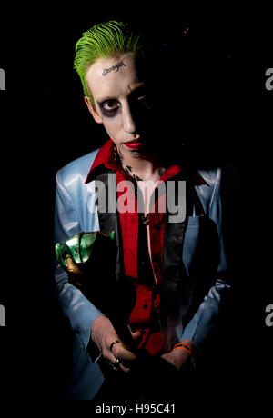 Birmingham, UK. 19th Nov, 2016. Comic Con opens at the Birmingham NEC. Visitors arrive in costume to meet friends and re-enact scenes from their favourite films and comic books. This man dresses as The Joker. Credit:  Richard Grange/Alamy Live News Stock Photo