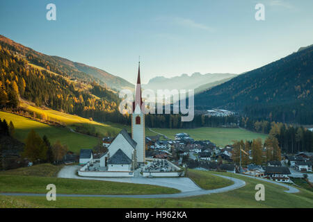 Autumn morning at the iconic church of Sankt Nikolaus in Winnebach, South Tyrol, Italy. Dolomites. Stock Photo