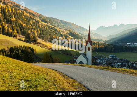 Autumn morning at the iconic church of Sankt Nikolaus in Winnebach, South Tyrol, Italy. Dolomites. Stock Photo