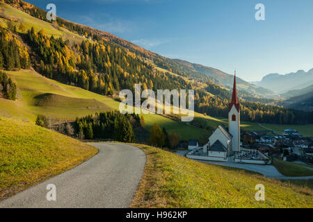 Autumn morning at the iconic church of Sankt Nikolaus in Winnebach, South Tyrol, Italy. Dolomites. Stock Photo