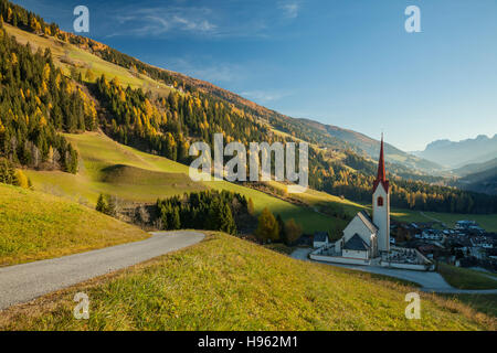 Autumn morning at the iconic church of Sankt Nikolaus in Winnebach, South Tyrol, Italy. Dolomites. Stock Photo