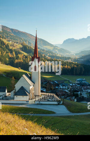 Autumn morning at the iconic church of Sankt Nikolaus in Winnebach, South Tyrol, Italy. Dolomites. Stock Photo