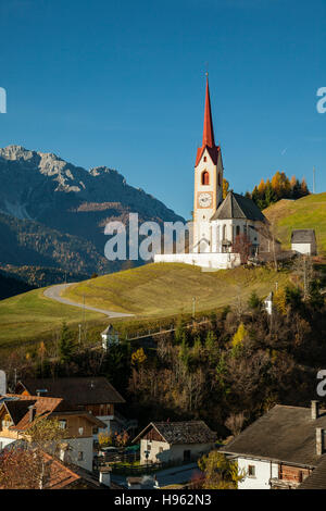 Autumn morning at the iconic church of Sankt Nikolaus in Winnebach, South Tyrol, Italy. Dolomites. Stock Photo