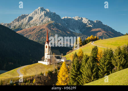 Autumn morning at the iconic church of Sankt Nikolaus in Winnebach, South Tyrol, Italy. Dolomites. Stock Photo