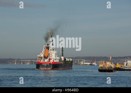 Rear end view of an oil tanker steaming through Portsmouth harbor Stock ...
