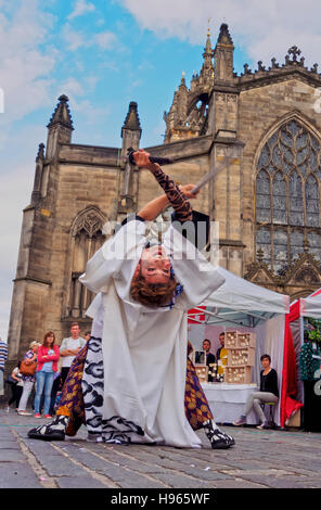 UK, Scotland, Lothian, Edinburgh, Old Town, Fringe Festival on The Royal Mile. Stock Photo