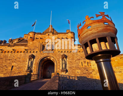 UK, Scotland, Lothian, Edinburgh, View of the Edinburgh Castle illuminated by the sunrise. Stock Photo