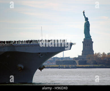 U.S. sailors aboard the USN Wasp-class amphibious assault ship USS Iwo Jima stand on deck as ship enter the New York Harbor for Veterans Week November 10, 2016 in New York City, New York. Stock Photo