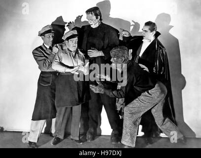 ABBOTT AND COSTELLO MEET FRANKENSTEIN  1948 Universal International film. From left: Bud Abbott, Lou Costello, Glen Strange as Frankenstein, Larry Talbot as the Wolf Man, Bela Lugosi as Dracula Stock Photo