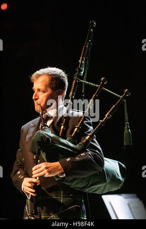 Alastair Campbell playing bagpipes Stock Photo