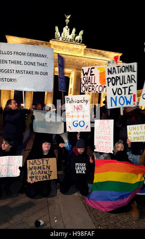 Impressionen - Demonstration und Protest gegen den Wahlsieg von Donald Trump bei den US-amerikanischen Praesidentschaftswahlen, US-Botschaft, Pariser Stock Photo