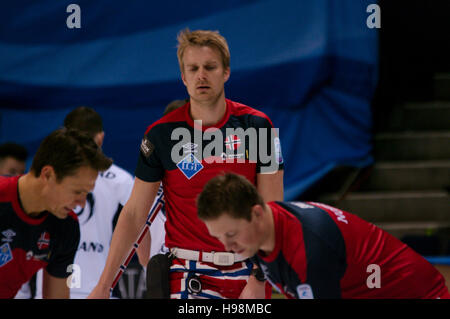 Braehead Arena, Renfrewshire, Scotland, 19 November 2016. Haavard Vad Petersson playing for Norway in the Le Gruyère AOP European Curling Championships 2016 Credit:  Colin Edwards / Alamy Live News Stock Photo