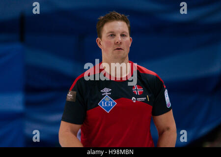Braehead Arena, Renfrewshire, Scotland, 19 November 2016. Christoffer Svae playing for Norway in the Le Gruyère AOP European Curling Championships 2016 Credit:  Colin Edwards / Alamy Live News Stock Photo