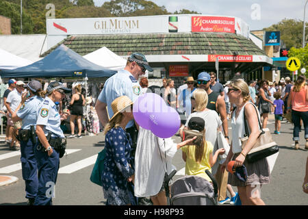 Avalon Beach, Sydney, Australia. 20th November 2016. Annual summer markets day  in this beachside suburb on the Northern Beaches of Sydney.  New South Wales Police officers assist locals with questions. Credit:  martin berry/Alamy Live News Stock Photo