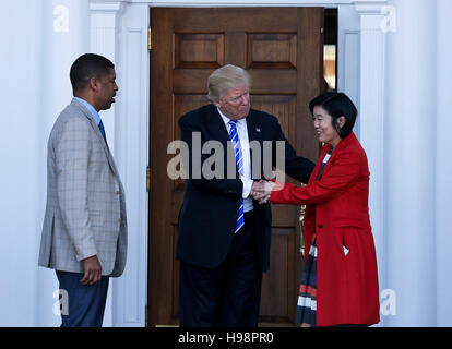 Bedminster, USA. 19th Nov, 2016. United States President-elect Donald Trump (C) greets Mayor of Sacramento, CA, Kevin Johnson (L) and former chancellor of Washington DC public schools Michelle Rhee (R), at the clubhouse of Trump International Golf Club, November 19, 2016 in Bedminster Township, New Jersey. Credit:  MediaPunch Inc/Alamy Live News Stock Photo