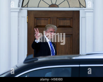 Bedminster, USA. 19th Nov, 2016. United States President-elect Donald Trump re-enters to the clubhouse of Trump International Golf Club, November 19, 2016 in Bedminster Township, New Jersey. Credit:  MediaPunch Inc/Alamy Live News Stock Photo