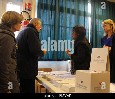 Paris, France. 20th Nov, 2016. People arrive at a polling station to cast their votes in Paris, France, Nov. 20, 2016. France's opposition, the center-right parties, started voting in the first round of the primary Sunday to pick their candidate to run in the presidential elections next year. © Han Bing/Xinhua/Alamy Live News Stock Photo