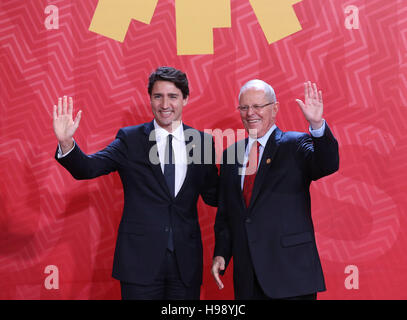 Lima, Peru. 20th Nov, 2016. Peru's President Pedro Pablo Kuczynski (R) welcomes Canada's Prime Minister Justin Trudeau before the first section of the Asia-Pacific Economic Cooperation (APEC) Economic Leaders' Meeting in Lima, Peru, Nov. 20, 2016. Credit:  Pang Xinglei/Xinhua/Alamy Live News