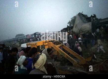 Allahabad, India. 20th Nov, 2016. Rescue workers on work after Indore-RajendraNager Express derailed at Pokhraya station near Kanpur. Credit:  Prabhat Kumar Verma/Pacific Press/Alamy Live News Stock Photo
