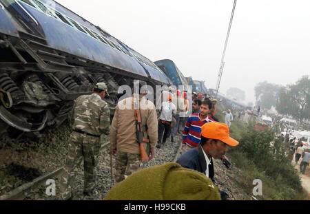 Allahabad, India. 20th Nov, 2016. Rescue officials on the spot where 14 coaches of the Indore-Patna express derailed, killing around 90 people and injuring 150, in Kanpur Dehat. Credit:  Prabhat Kumar Verma/Pacific Press/Alamy Live News Stock Photo