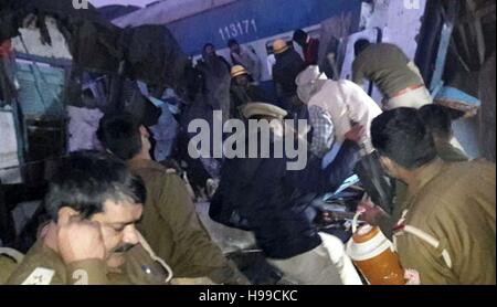 Allahabad, India. 20th Nov, 2016. Rescue officials on the spot where 14 coaches of the Indore-Patna express derailed, killing around 90 people and injuring 150, in Kanpur. Credit:  Prabhat Kumar Verma/Pacific Press/Alamy Live News Stock Photo