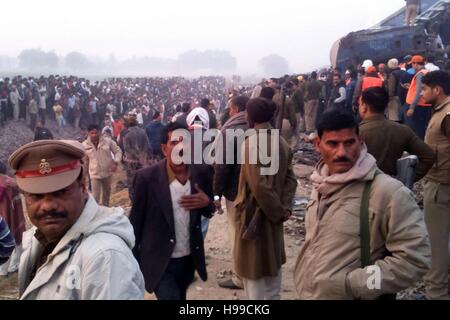 Allahabad, India. 20th Nov, 2016. Rescue officials on the spot where 14 coaches of the Indore-Patna express derailed, killing around 90 people and injuring 150. Credit:  Prabhat Kumar Verma/Pacific Press/Alamy Live News Stock Photo