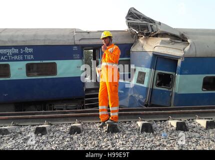 Allahabad, India. 20th Nov, 2016. Rescuers works continue at the site of an accident where coaches of an Indore-Patna Express train derailed off the tracks, near Pukhrayan are. According to reports, over 60 people were killed and more than 100 were injured after 14 coaches of an Indore-Patna Express train derailed in the early morning hours. Credit:  Prabhat Kumar Verma/Pacific Pres/Alamy Live News Stock Photo