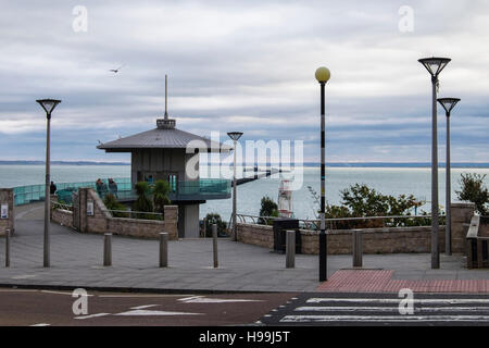 A modern lift with an upper level viewing platform links the High Street with the seafront. Southend-on-sea, Essex,England Stock Photo