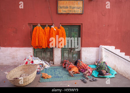 Flower garlands on sale in Kolkata (Calcutta) street, India Stock Photo