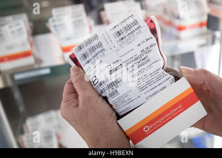 Hamburg, Germany. 17th Nov, 2016. An employee takes blood from a blood donor at the DRK North East blood donation service in Luetjensee near Hamburg, Germany, 17 November 2016. Photo: Christian Charisius/dpa/Alamy Live News Stock Photo