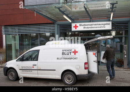 Hamburg, Germany. 17th Nov, 2016. An employee transports banked blood at the DRK North East blood donation service in Luetjensee near Hamburg, Germany, 17 November 2016. Photo: Christian Charisius/dpa/Alamy Live News Stock Photo