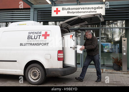 Hamburg, Germany. 17th Nov, 2016. An employee transports banked blood at the DRK North East blood donation service in Luetjensee near Hamburg, Germany, 17 November 2016. Photo: Christian Charisius/dpa/Alamy Live News Stock Photo