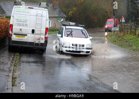 Combe, Herefordshire, UK. 21st November, 2016. A car is forced to drive through flood water whilst a van mounts the pavement due to flooding at the hamlet of Combe between Shobdon and Presteigne ( Wales ) right on the border of England and Wales after a night and morning of persistent heavy rain. Stock Photo