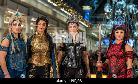 London, UK.  21 November 2016.  The cast of Cirque Du Soleil at the unveiling of this year's Christmas tree at St. Pancras International Station in front of large crowds. Credit:  Stephen Chung / Alamy Live News Stock Photo