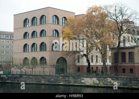 Berlin, Germany. 22nd Nov, 2016. The buildings in the so-called Forum Museumsinsel near the Bode Museum appear to be empty, in Berlin, Germany, 22 November 2016. According to reports, the US company Google is to move into these buildings by the river Spree next year. Photo: Paul Zinken/dpa/Alamy Live News Stock Photo