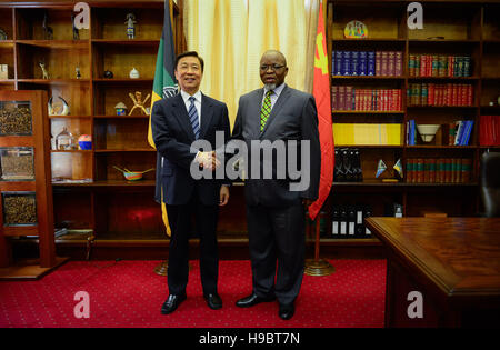 Cape Town, South Africa. 22nd Nov, 2016. Secretary General of South Africa's ruling African National Congress (ANC) party Gwede Mantashe (R) shakes hands with visiting Chinese Vice President Li Yuanchao in Cape Town, South Africa, on Nov. 22, 2016. Li said Tuesday that China is ready to deepen cooperation and party-to-party exchanges with South Africa. © Zhai Jianlan/Xinhua/Alamy Live News Stock Photo