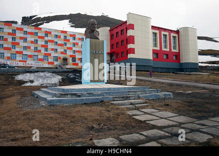 Lenin statue in Barentsburg, Russian coal mining settlement at Isfjorden, Spitsbergen / Svalbard, Norway Stock Photo