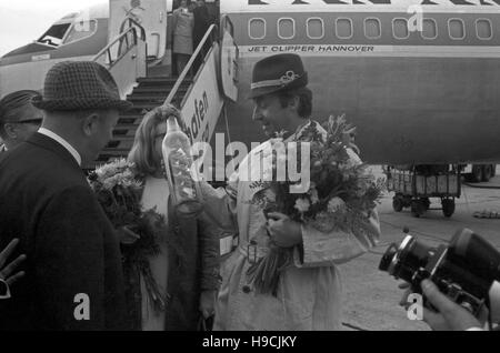 Der österreichische Sänger und Schauspieler Peter Alexander bei der Ankunft am Flughafen in Hamburg, Deutschland 1970er Jahre. Austrian singer and actor Peter Alexander at the arrival at Hamburg airport, Germany 1970s. Stock Photo