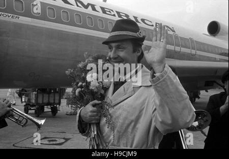 Der österreichische Sänger und Schauspieler Peter Alexander bei der Ankunft am Flughafen in Hamburg, Deutschland 1970er Jahre. Austrian singer and actor Peter Alexander at the arrival at Hamburg airport, Germany 1970s. Stock Photo