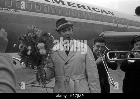 Der österreichische Sänger und Schauspieler Peter Alexander bei der Ankunft am Flughafen in Hamburg, Deutschland 1970er Jahre. Austrian singer and actor Peter Alexander at the arrival at Hamburg airport, Germany 1970s. Stock Photo