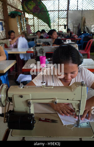 https://l450v.alamy.com/450v/h9ek3j/young-women-at-the-life-hope-sewing-school-in-siem-reap-a-community-h9ek3j.jpg