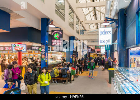 Tourists and seafood stalls at Sydney Fish Market in Sydney Stock Photo