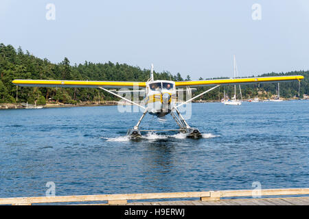 A De Havilland DHC-3 float plane of Kenmore Air approaching the jetty at the float plane dock at Friday Harbor in the San Juan Islands. Stock Photo