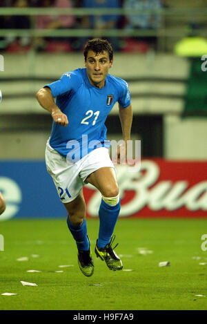 CHRISTIAN VIERI ITALY & AC MILAN FC PREFECTURAL KASHIMA STADIUM IBARAKI JAPAN 08 June 2002 Stock Photo